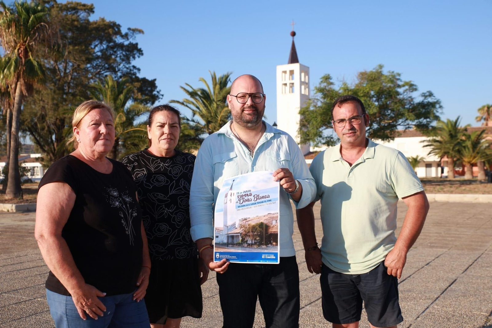 Javier Bello, junto a varios vecinos del poblado de Doña Blanca, anunciando la fiesta del verano.