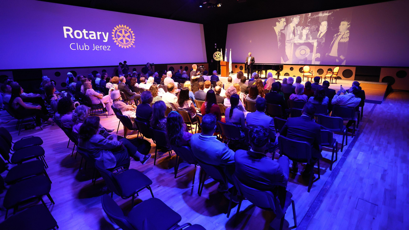 Manuel Alejandro recibe el premio Jerezano del Año del Rotary Club Jerez