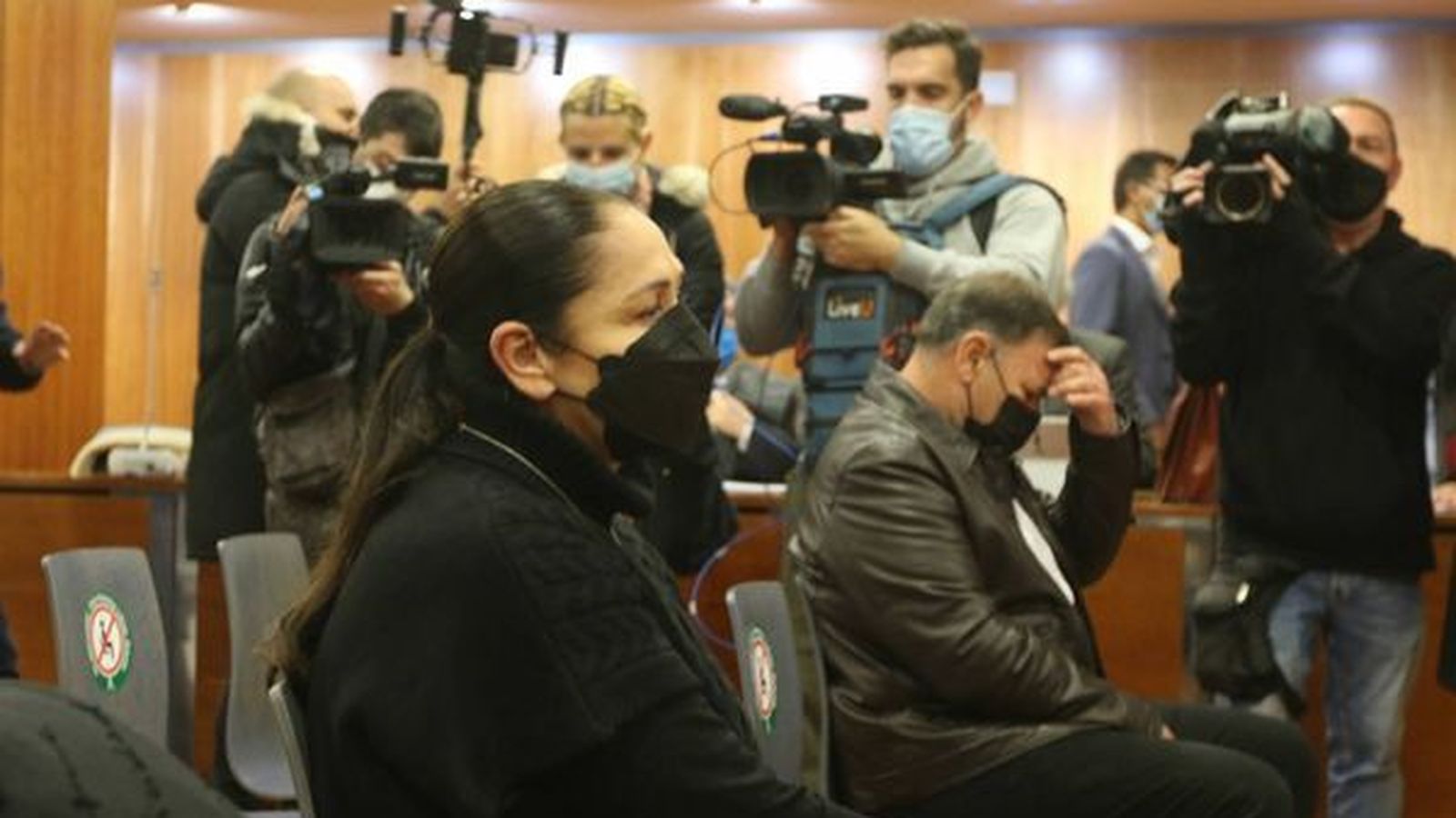 Isabel Pantoja, ante cámaras y fotógrafos, en el juicio del pasado 22 de marzo en Málaga.