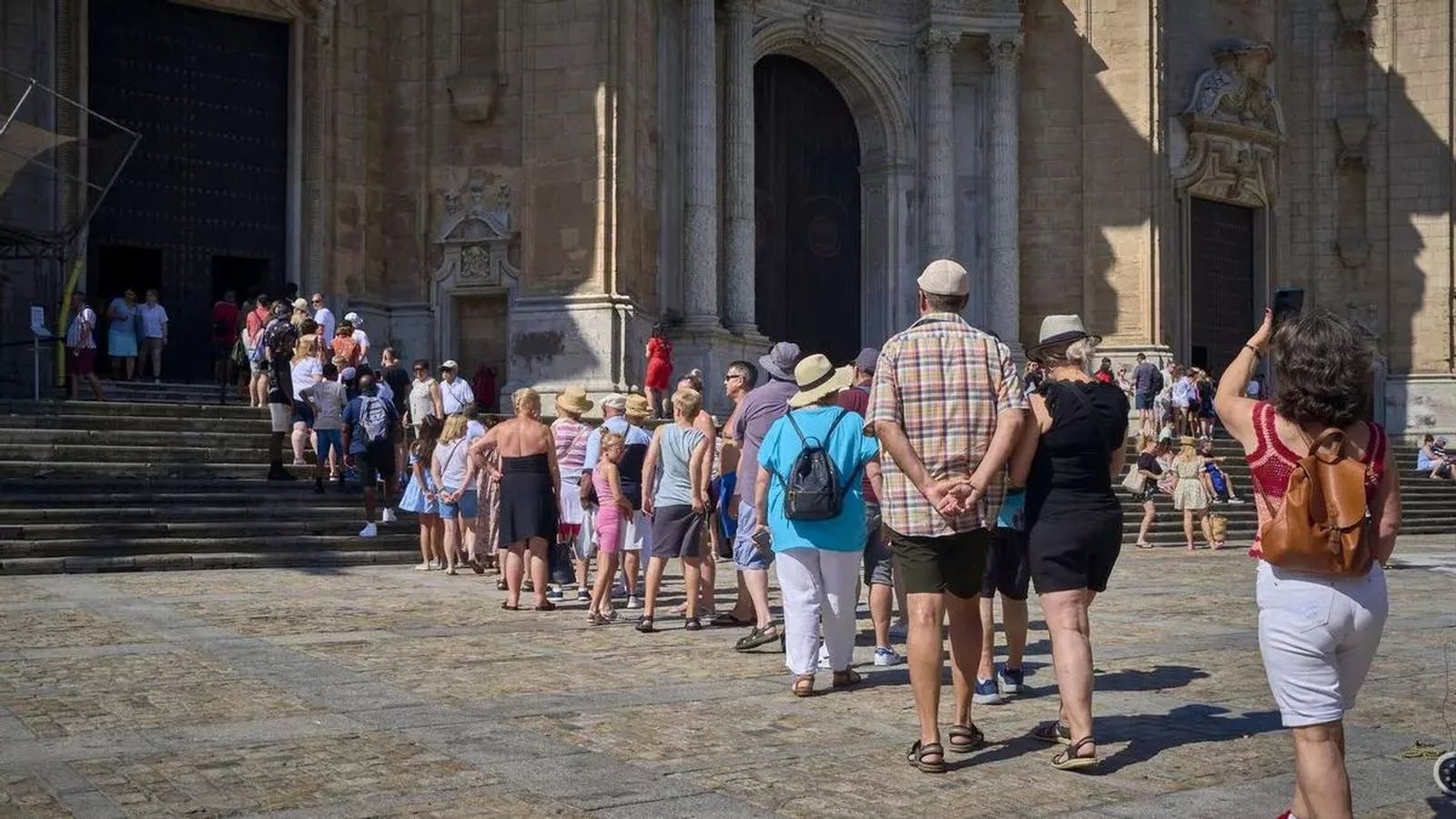 Turistas haciendo cola en la Catedral de Cádiz