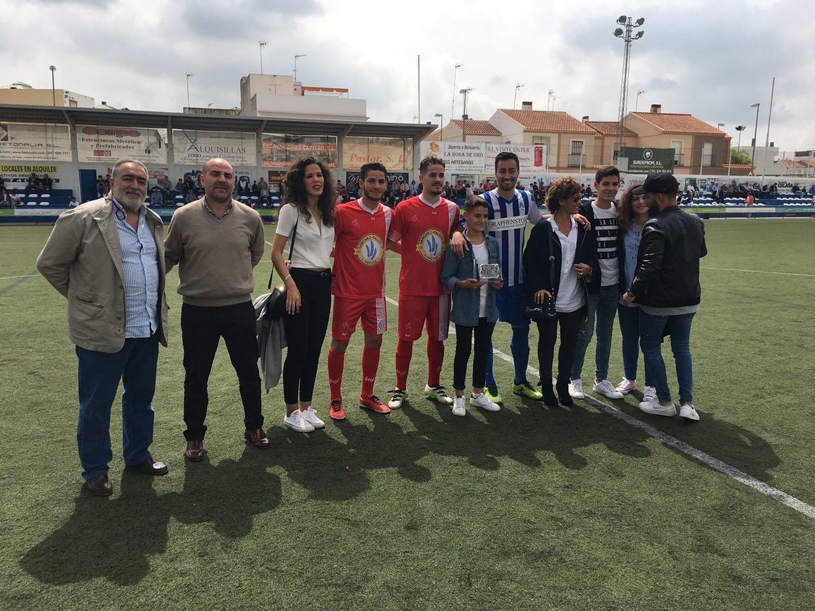 Moisés Aguilar, el joven recogepelotas de La Palma, fue homenajeado ayer por su acción en la primera vuelta.