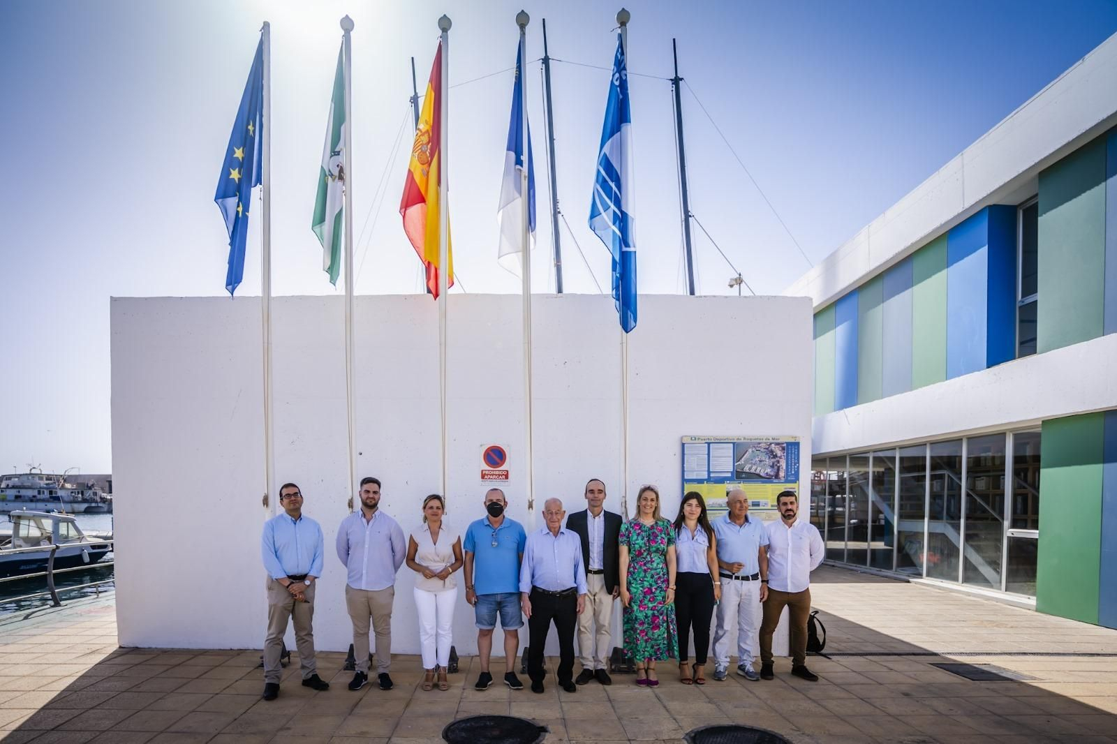 Acto institucional del izado de banderas en el Puerto de Roquetas de Mar.