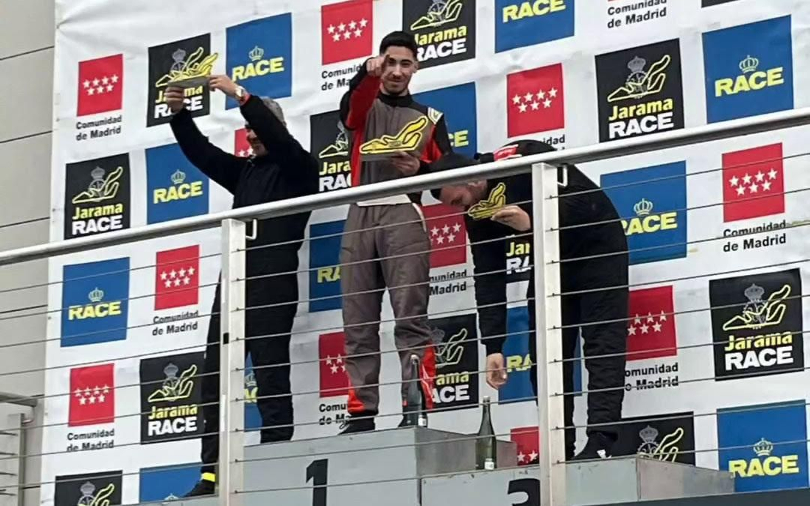 El piloto almeriense subido al podio en el circuito del Jarama este pasado sábado.