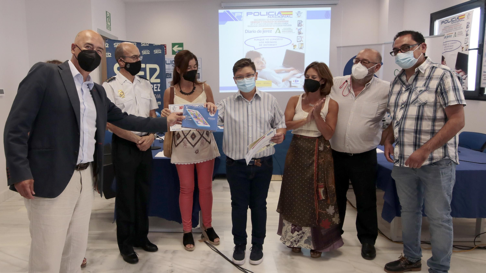 Premios del concurso escolar de infografías sobre riesgos de internet de Diario de Jerez y Policia Nacional