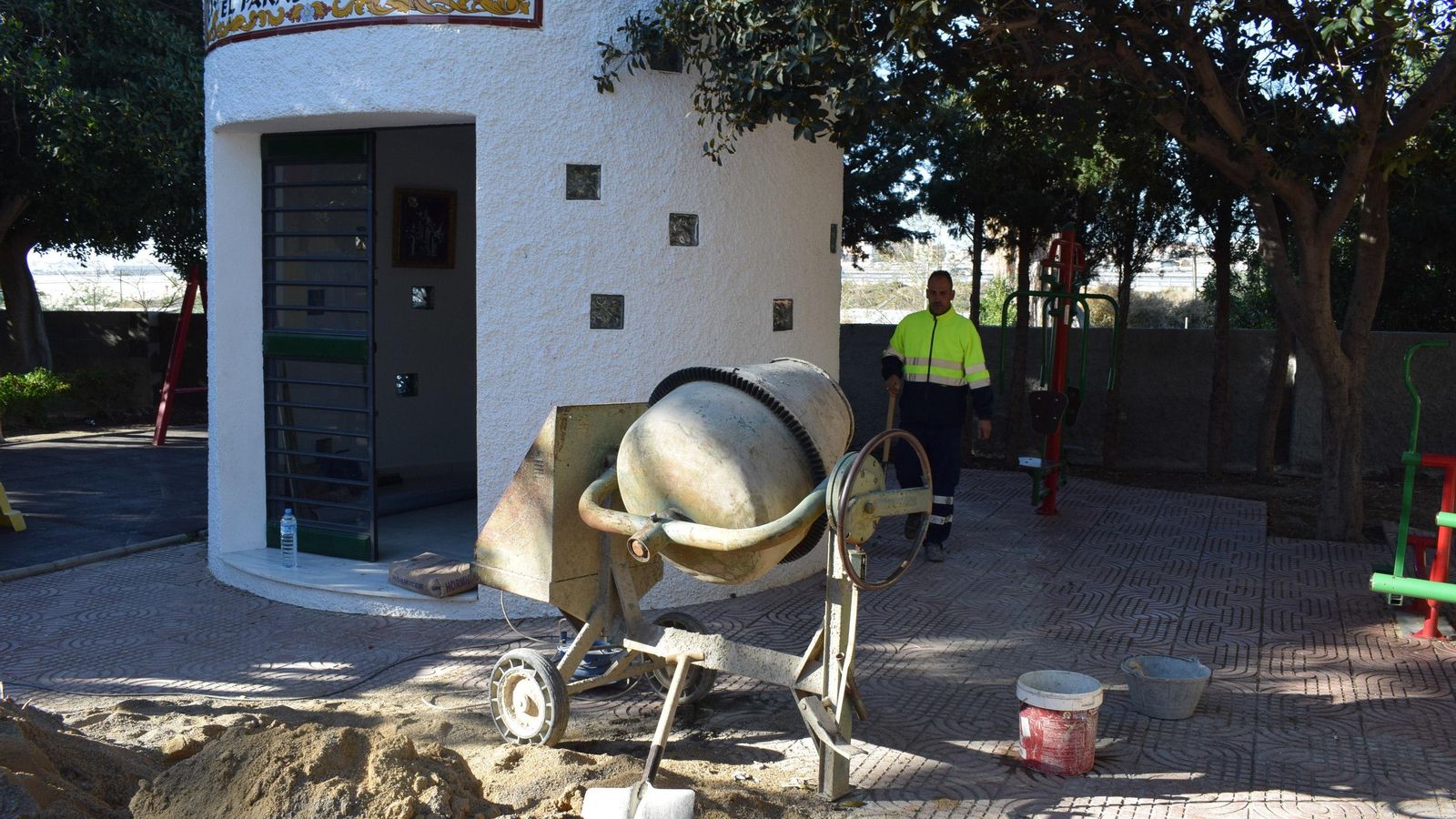 Obras a las puertas de la pequeña ermita de San Cirilo