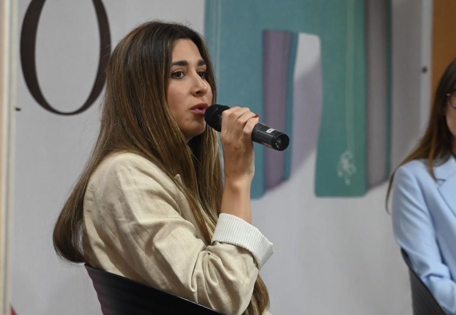 La multitudinaria presentación de Mercedes Ron en la Feria del Libro de Córdoba, en imágenes