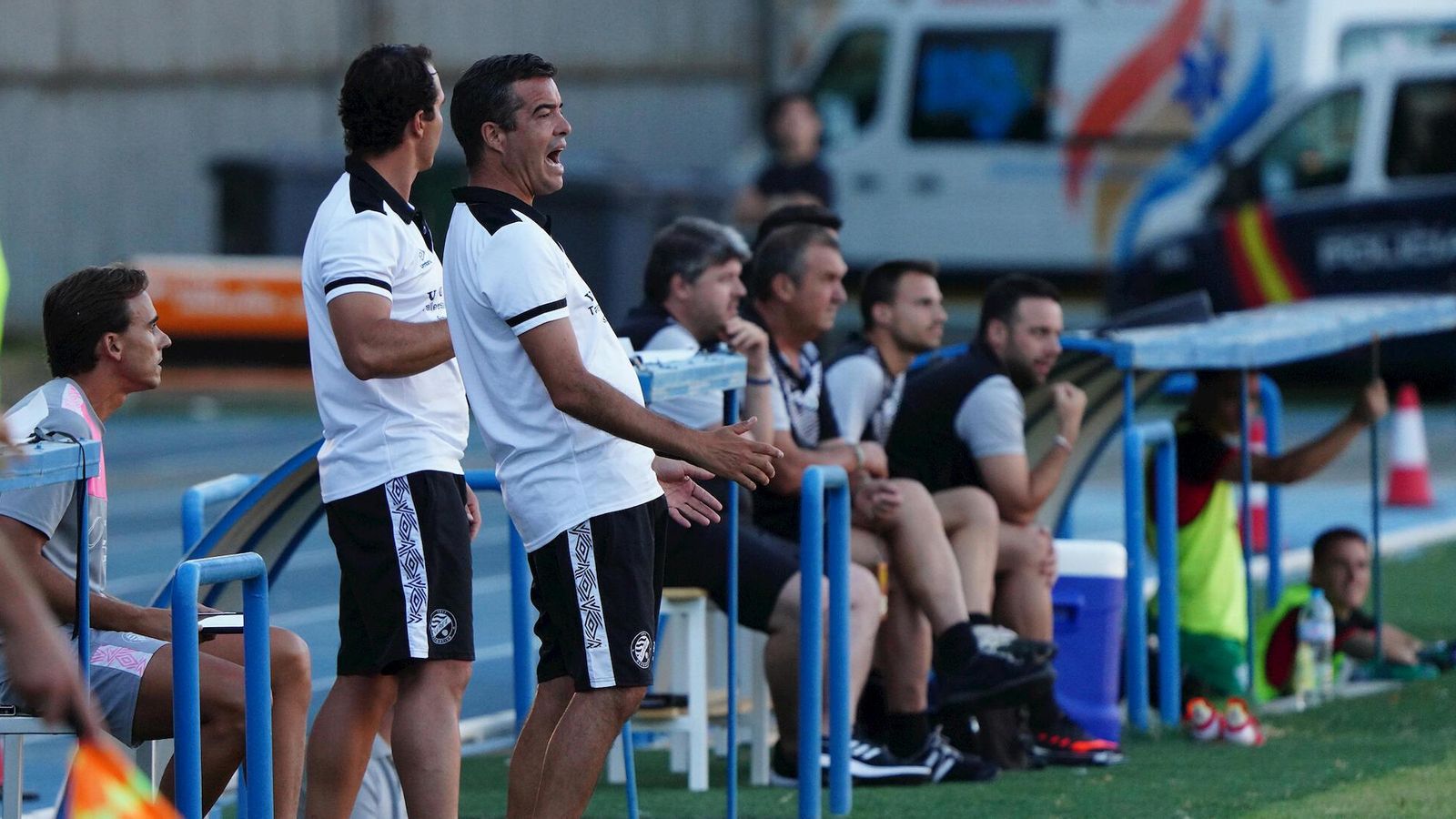 El técnico azulino reclama algo durante el partido.