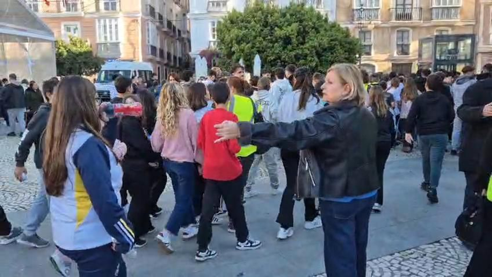 Los colegios de Cádiz llegan a la plaza de San Antonio como lugar seguro tras la alerta de tsunami