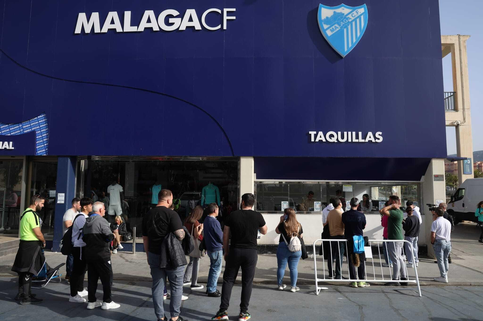 Colas en La Rosaleda para las entradas del Algeciras - Málaga CF