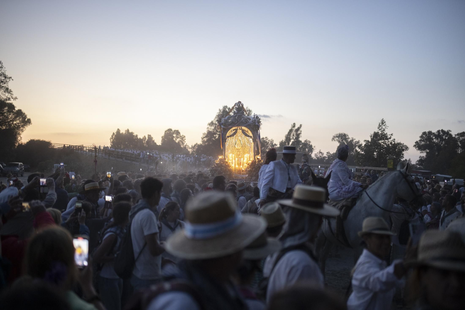 El Rocío 2023: Imágenes de la entrada de la Hermandad de Huelva en El Rocío