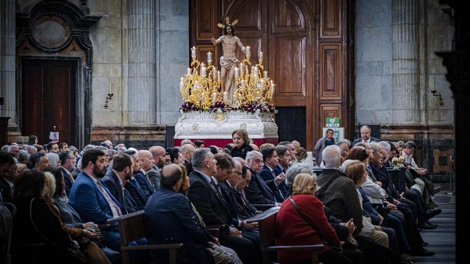 Las imágenes del Pontifical y salida del Resucitado de Catedral en la Semana Santa de Cádiz 2025