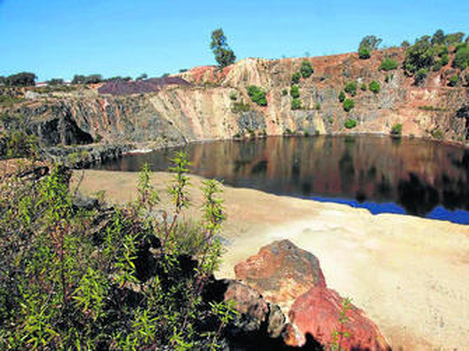 Vista de parte de la laguna de Minas de Herrerías donde se ha hallado la bolsa de gas.