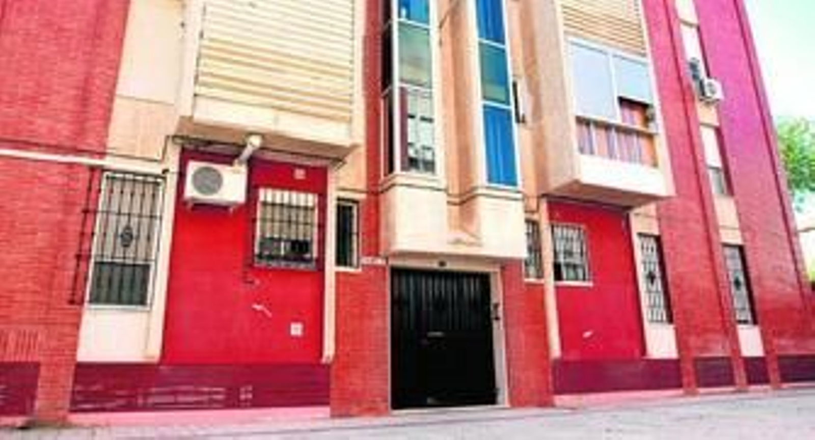 Varios niños del colegio García Lorca pasan junto a un cartel.