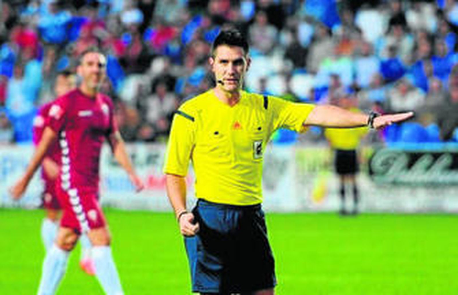El colegiado madrileño Ortiz Arias indica una falta con Abel Gómez al fondo.