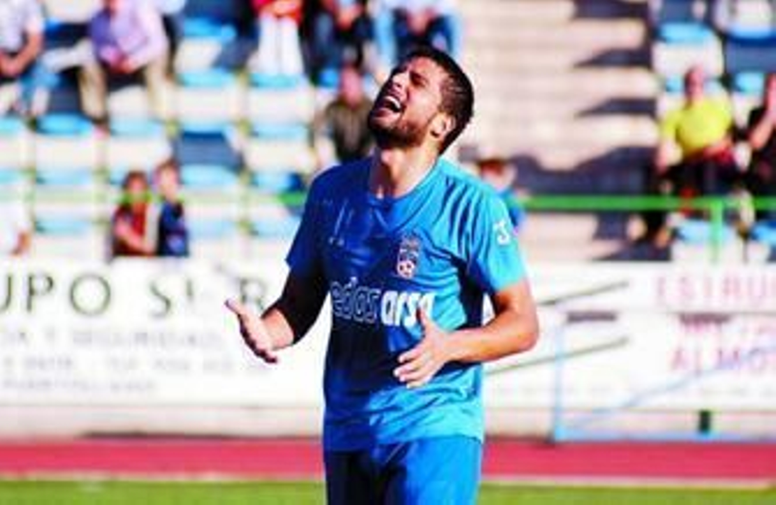 Tariq lamenta una ocasión fallida en un partido con el Puertollano, que visita la Ciudad Deportiva del Betis.