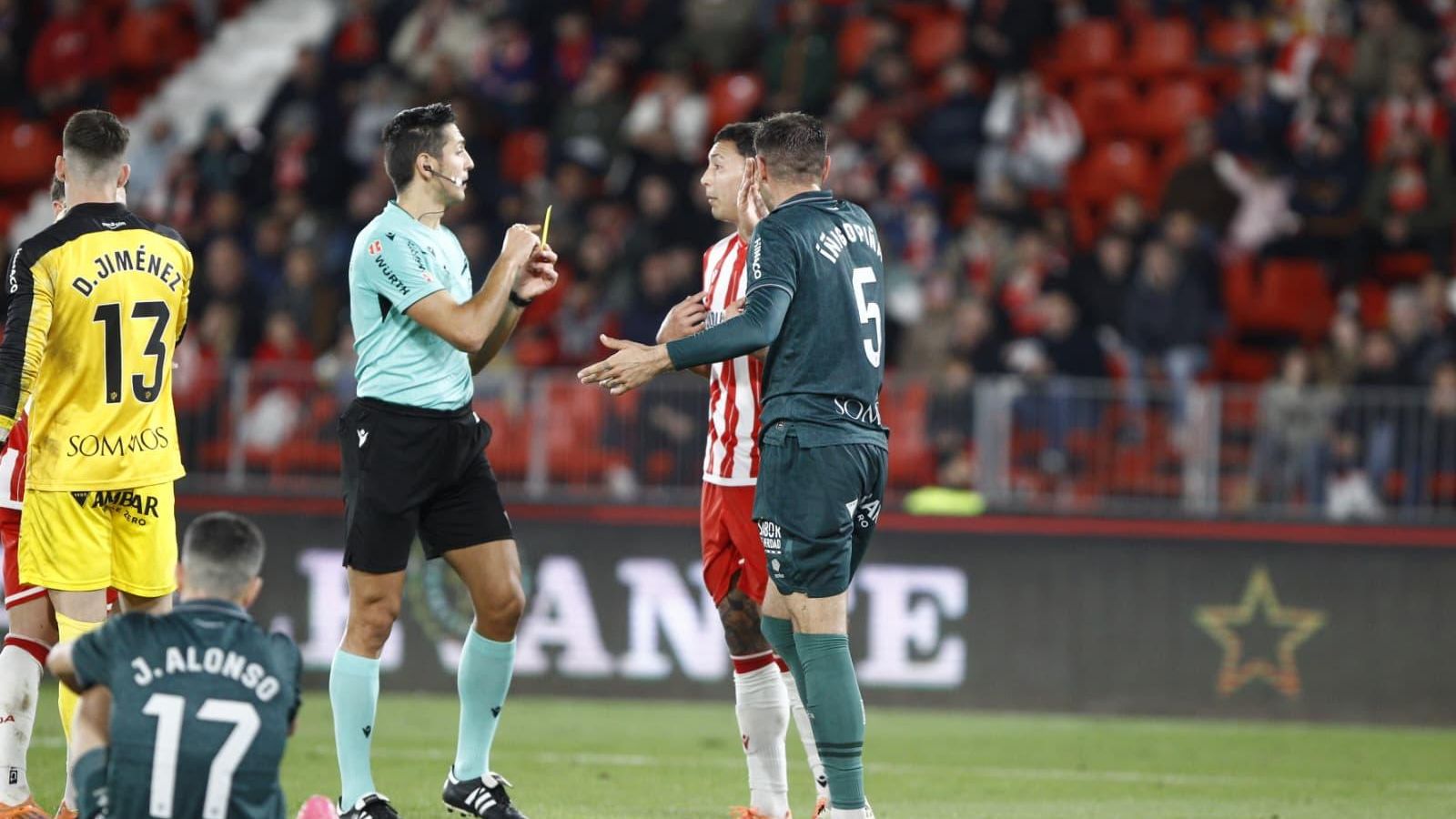 No hay partido en el que el Almería llegue al descanso sin amonestados