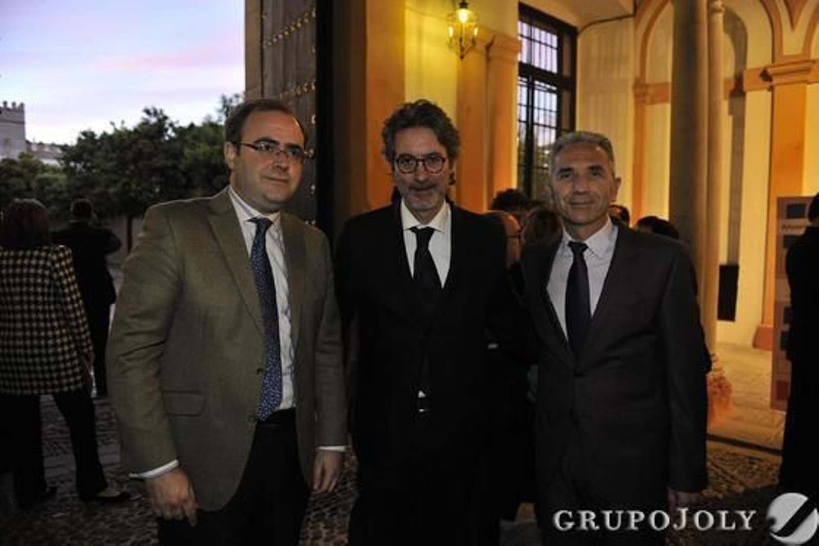 Carlos Navarro Antolín, jefe de sección de 'Diario de Sevilla'; José Ignacio Rufino, articulista del Grupo Joly, y Miguel Ángel Vázquez, portavoz del Gobierno andaluz.

Foto: Juan Carlos Vázquez / Manuel Gómez