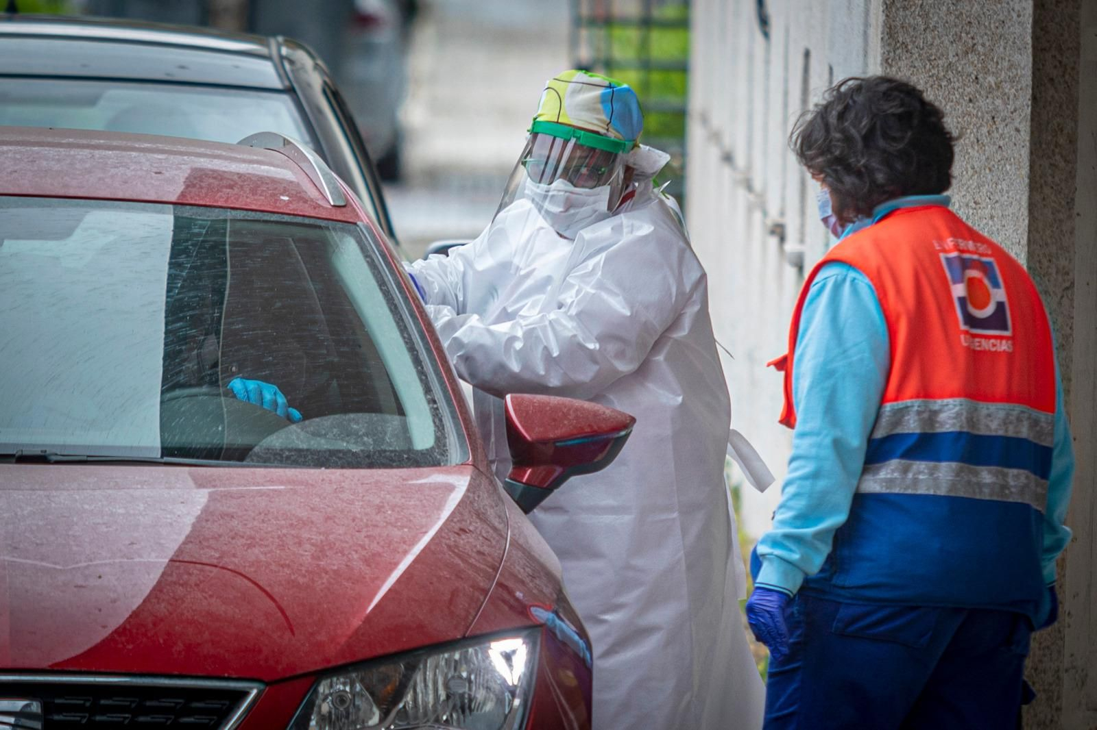 Una sanitaria realiza una prueba en un centro de salud de Cádiz.