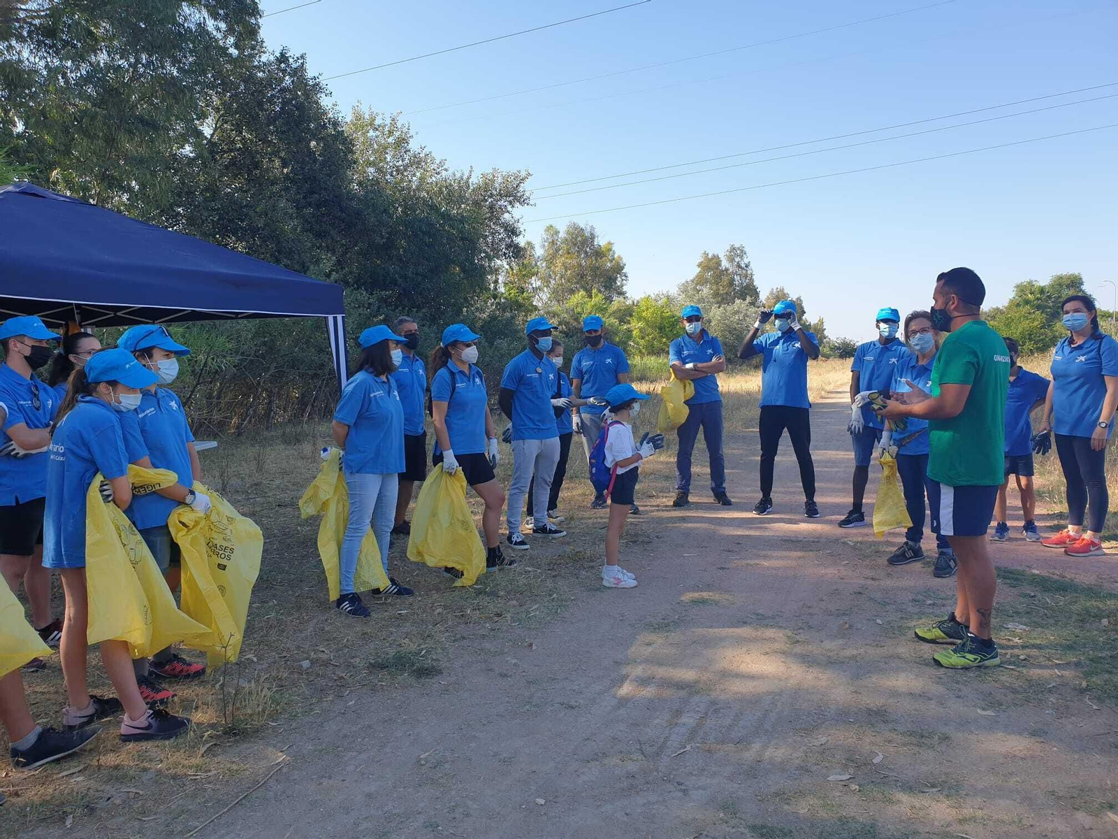 Voluntarios de Caixabank en Sevilla durante la limpieza de la vereda del Gudalquivir.