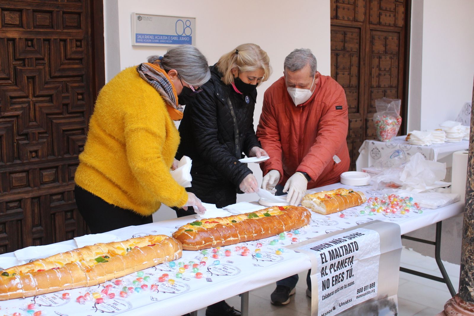 El roscón de Reyes gigante y solidario de Lucena, en fotografías