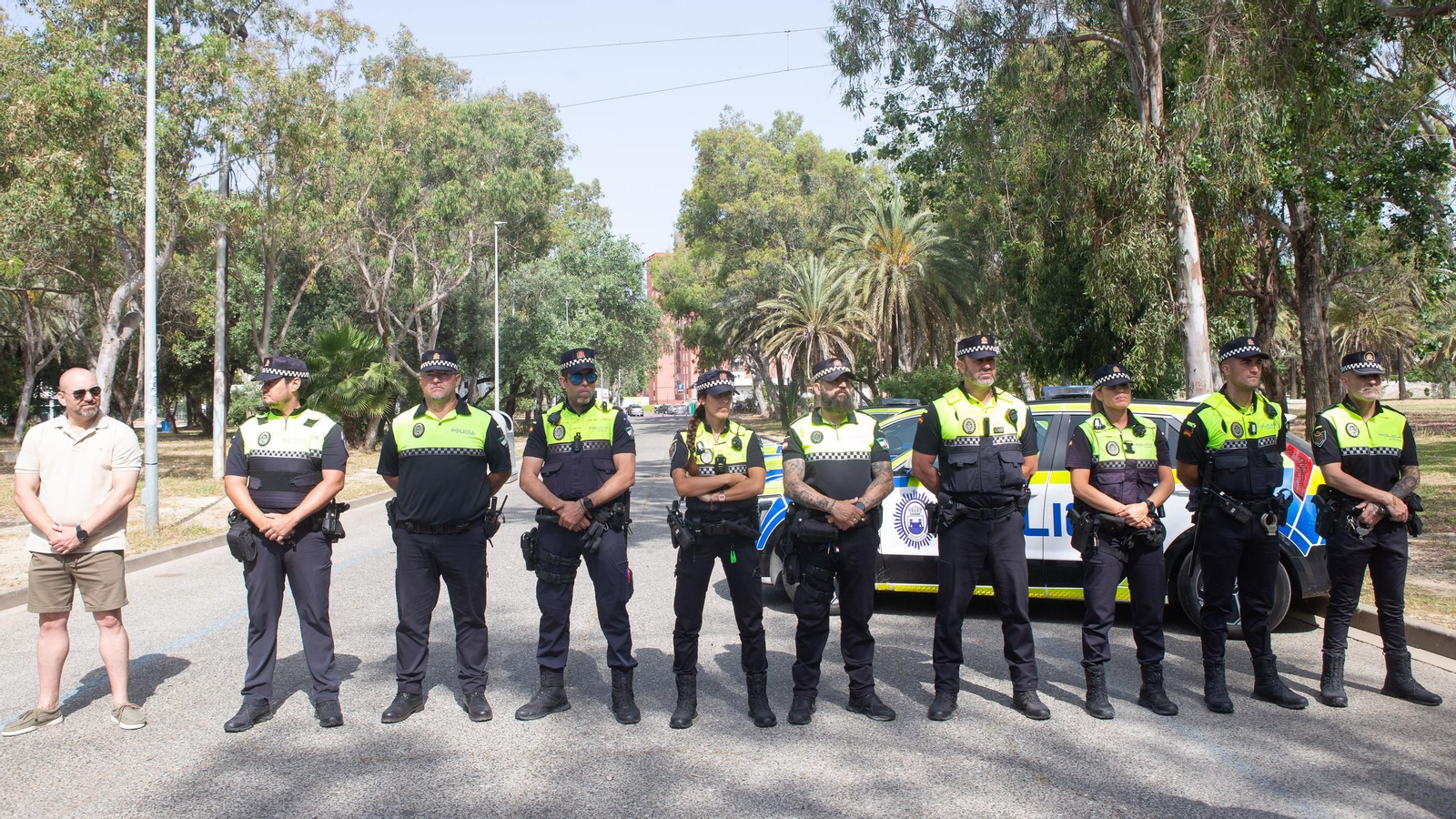 La Línea rinde homenaje al policía local Víctor Sánchez en el octavo aniversario de su muerte, en imágenes