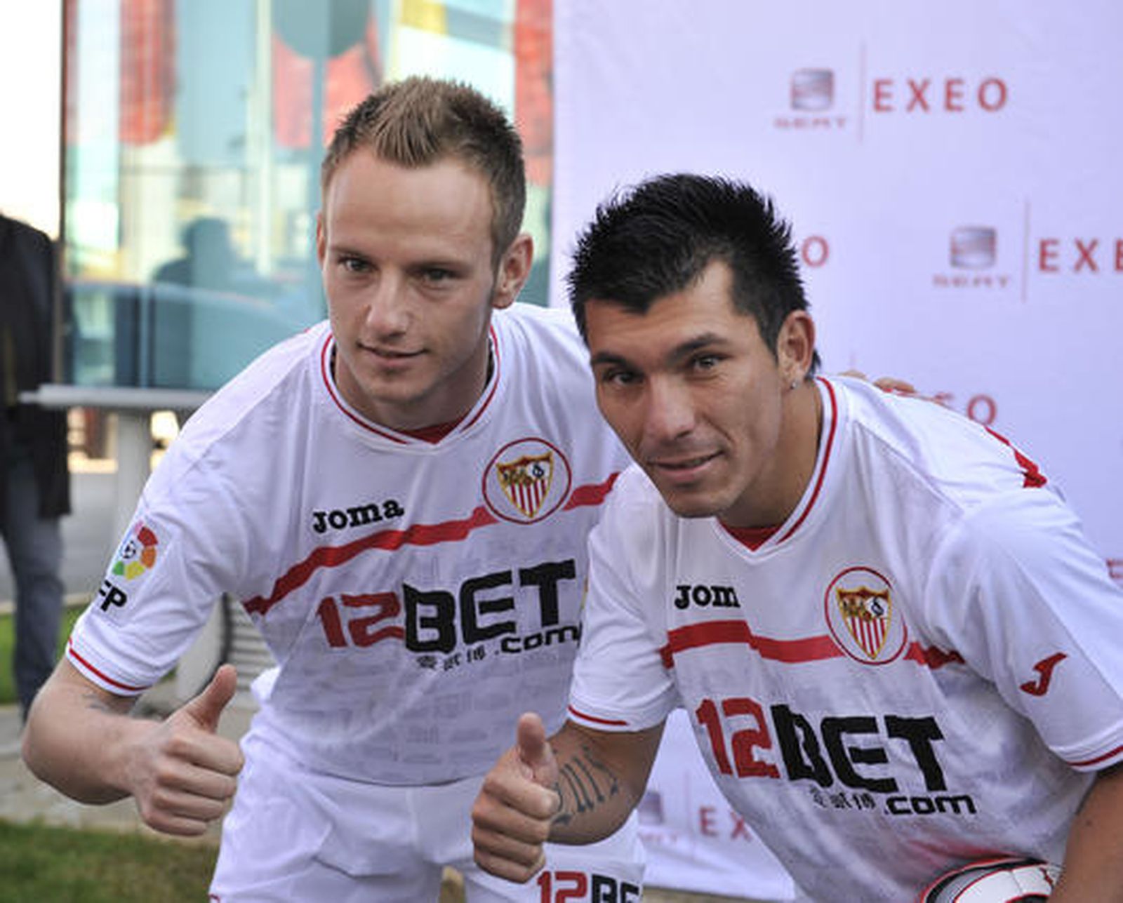El centrocampista suizo de origen Croata Ivan Rakitic y el chileno Gary Medel posan en su presentación como los nuevos fichajes del Sevilla.

Foto: Juan Carlos Vázquez