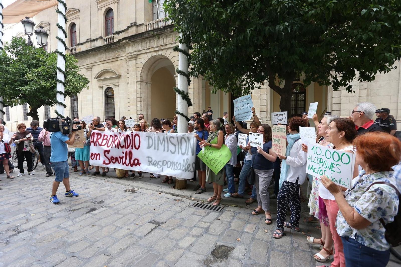 Protesta en la Plaza Nueva contra la tala de árboles
