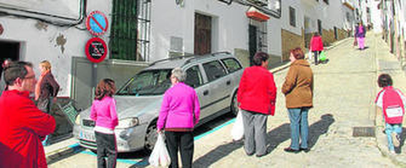 Vecinos de Alcalá  junto a la casa asaltada el día de los hechos, el 2 de febrero de 2013.