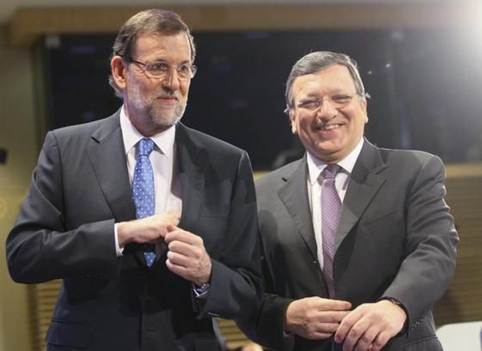 Rajoy reitera que no subirá el IVA pero no descarta "tocar" algún impuesto