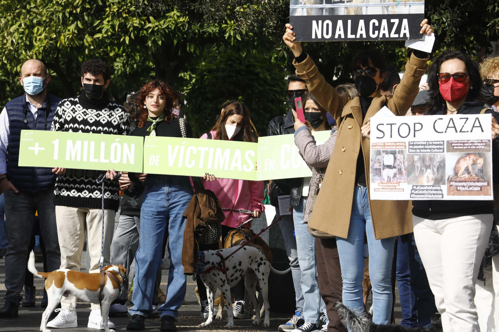 La protesta en Córdoba contra el uso de perros en la caza, en fotografías
