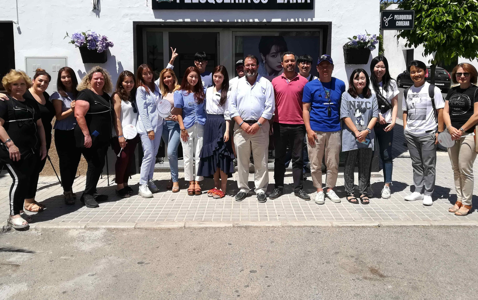 El equipo y concursantes del 'reality' coreano con el alcalde de Carmona.