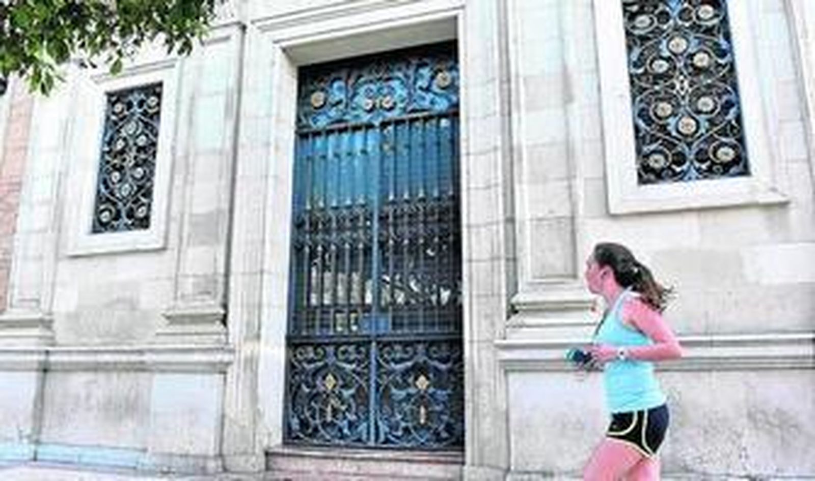 Una joven hace deporte ante la puerta de la Casa Ybarra.