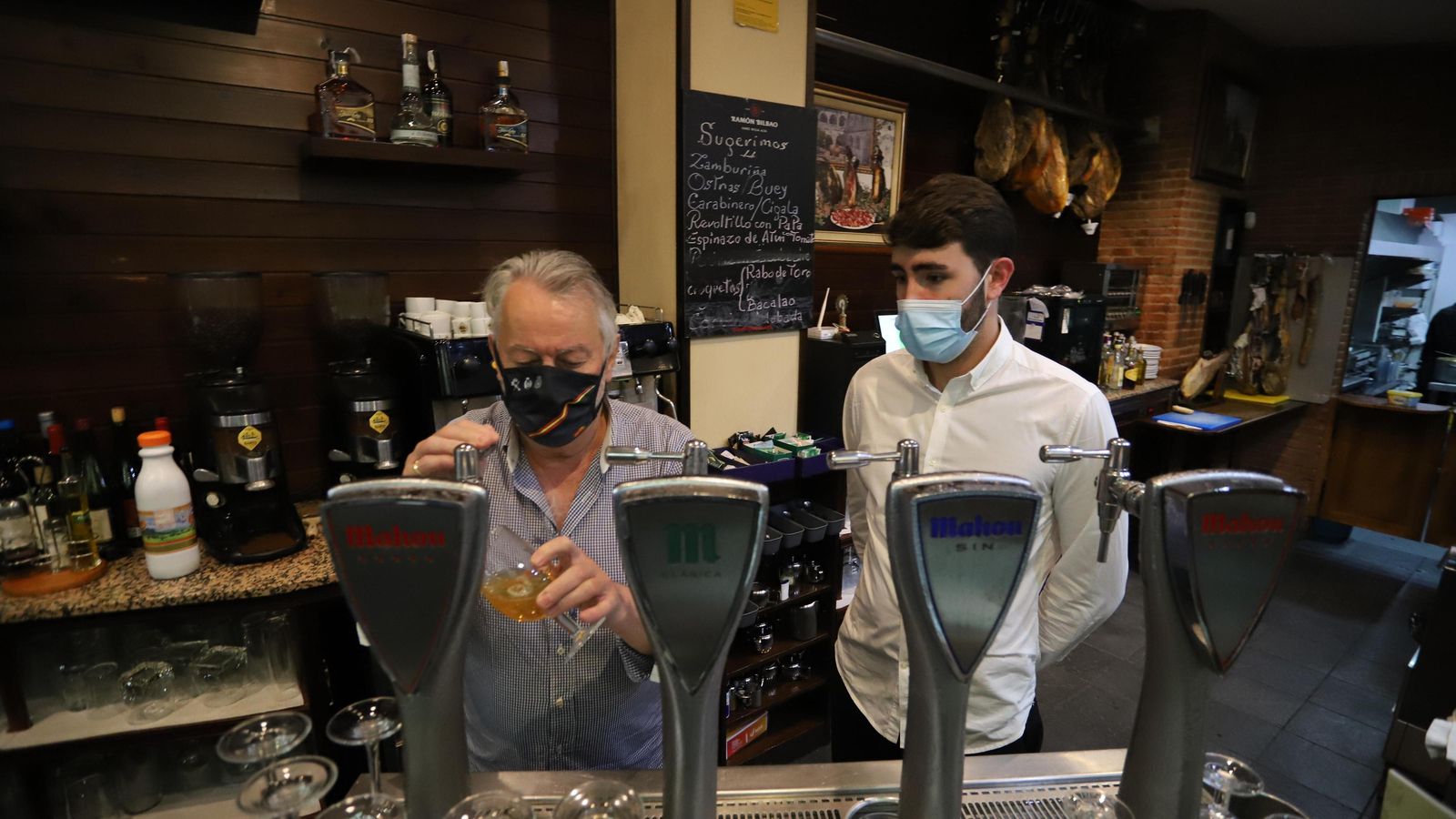 Manuel Gómez, en el Portichuelo junto al alumno y aprendiz Alejandro Sánchez, del IES Saltés.