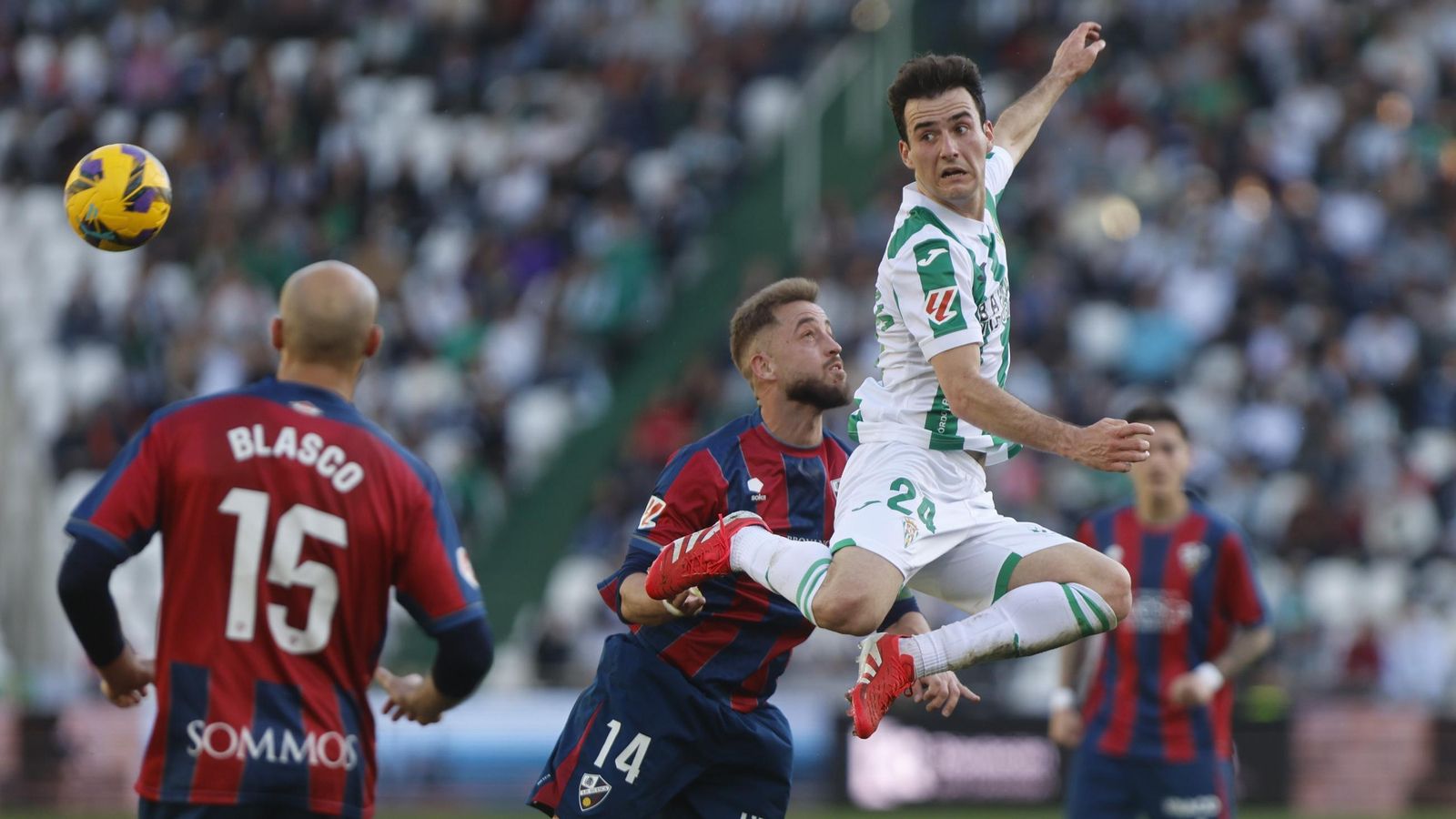 Magunazelaia gana el balón ante Jorge Pulido en el Córdoba CF - Huesca.