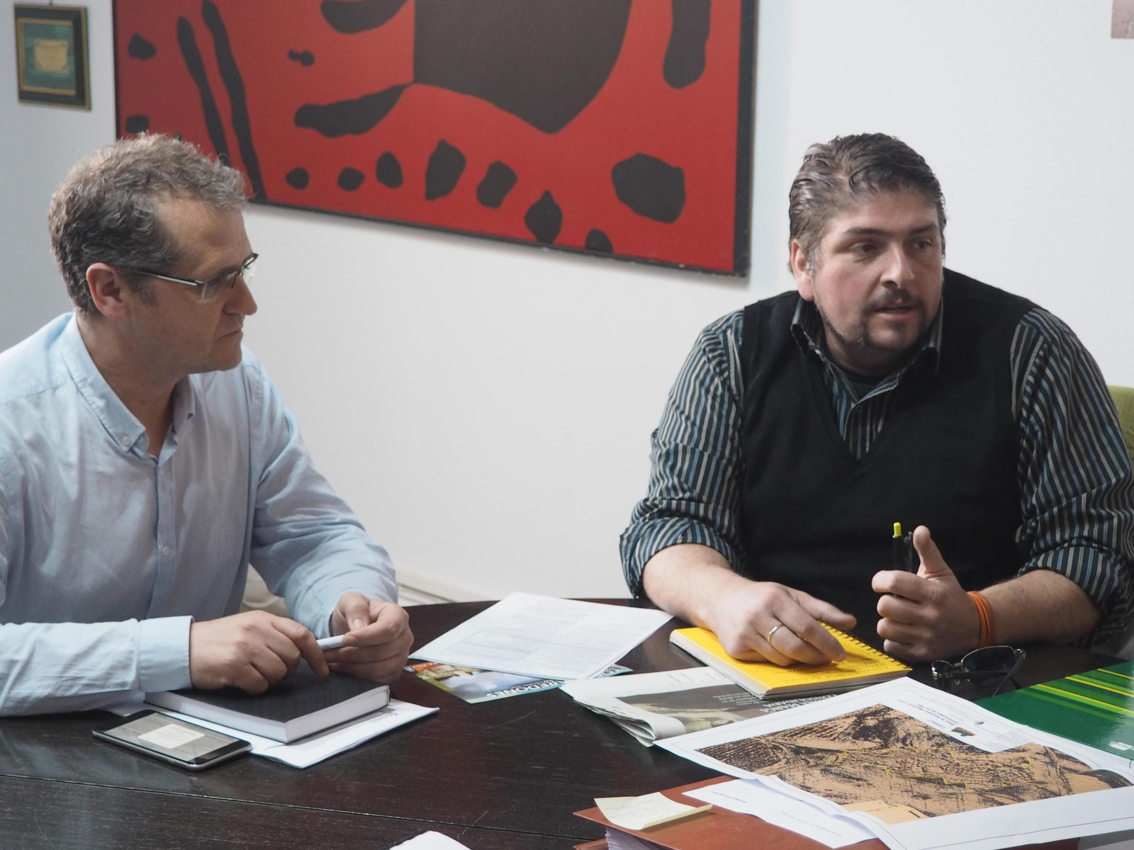El promotor de la iniciativa, José Antonio Aguilera, presenta al alcalde, José Luis Caravaca, el proyecto del hotel.