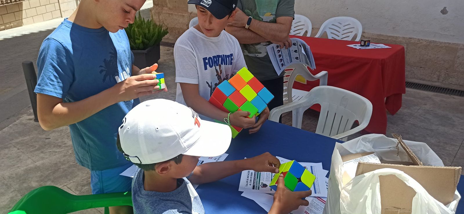 Velezanos entran en relación con el cubo de Rubik en un taller de divulgación en Vélez-Rubio