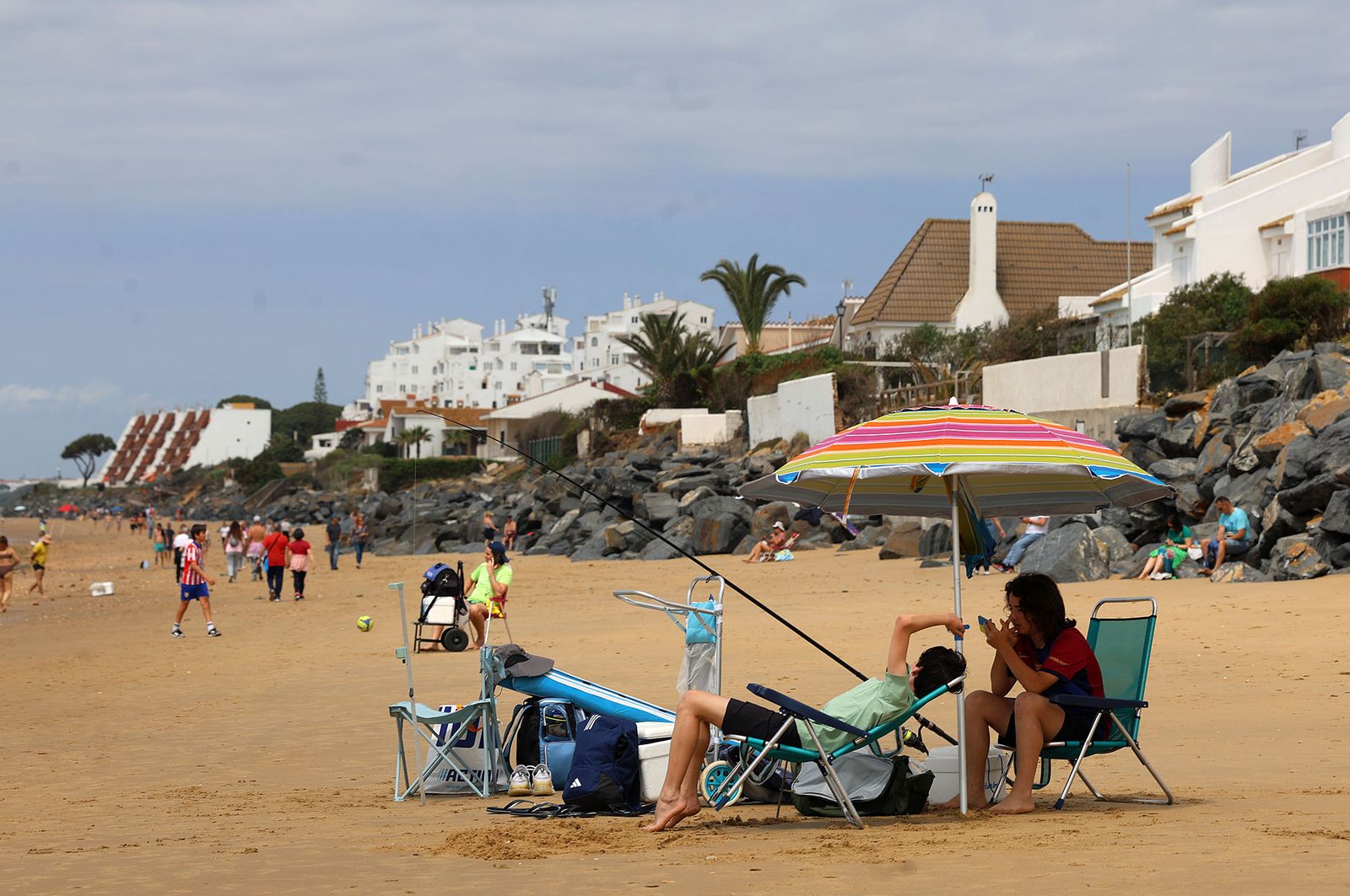 Imágenes del ambiente en la playa de El Portil durante la mañana del 1 de mayo