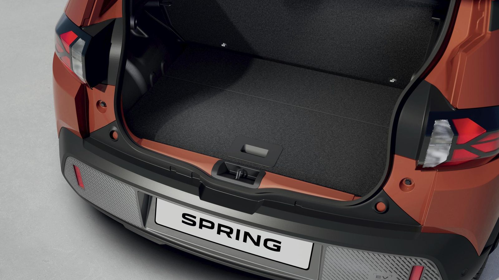 En lo que atañe al pasajeros y espacio de carga, mantiene sus cuatro plazas y ofrece un volumen en el maletero de 308 litros.