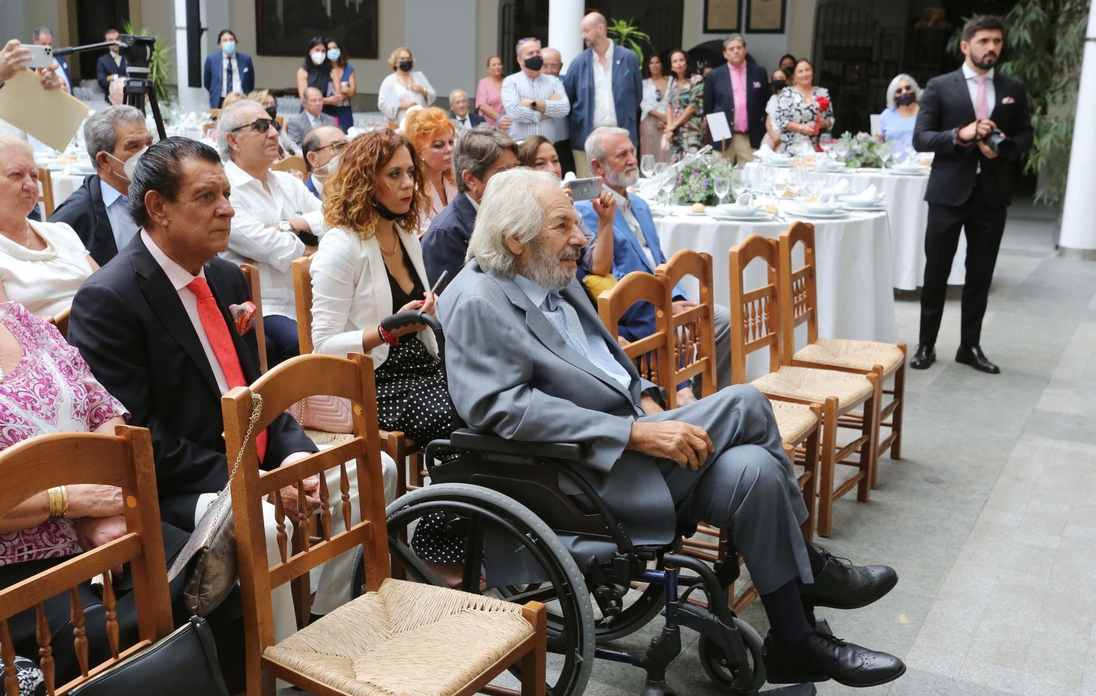 Rafael de Paula impone la insignia de oro de la peña Tío José de Paula a Manuel Morao en Jerez