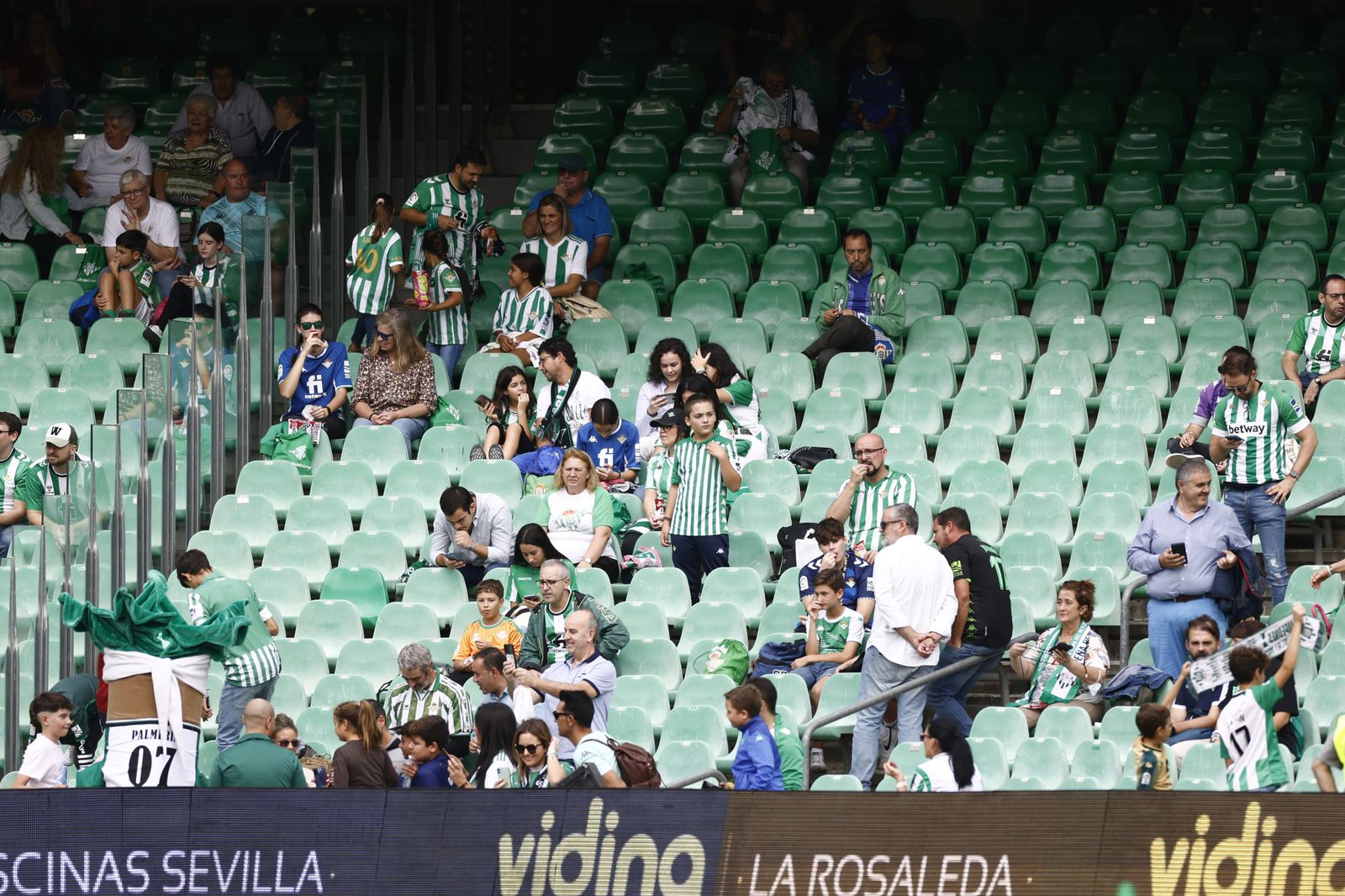 Búscate en las fotos del Betis-Atlético de Madrid