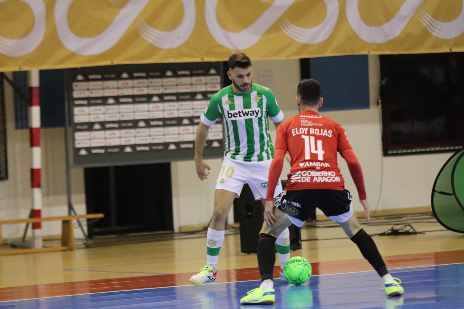 El bético Ivi encara a un rival en un partido en Amate.