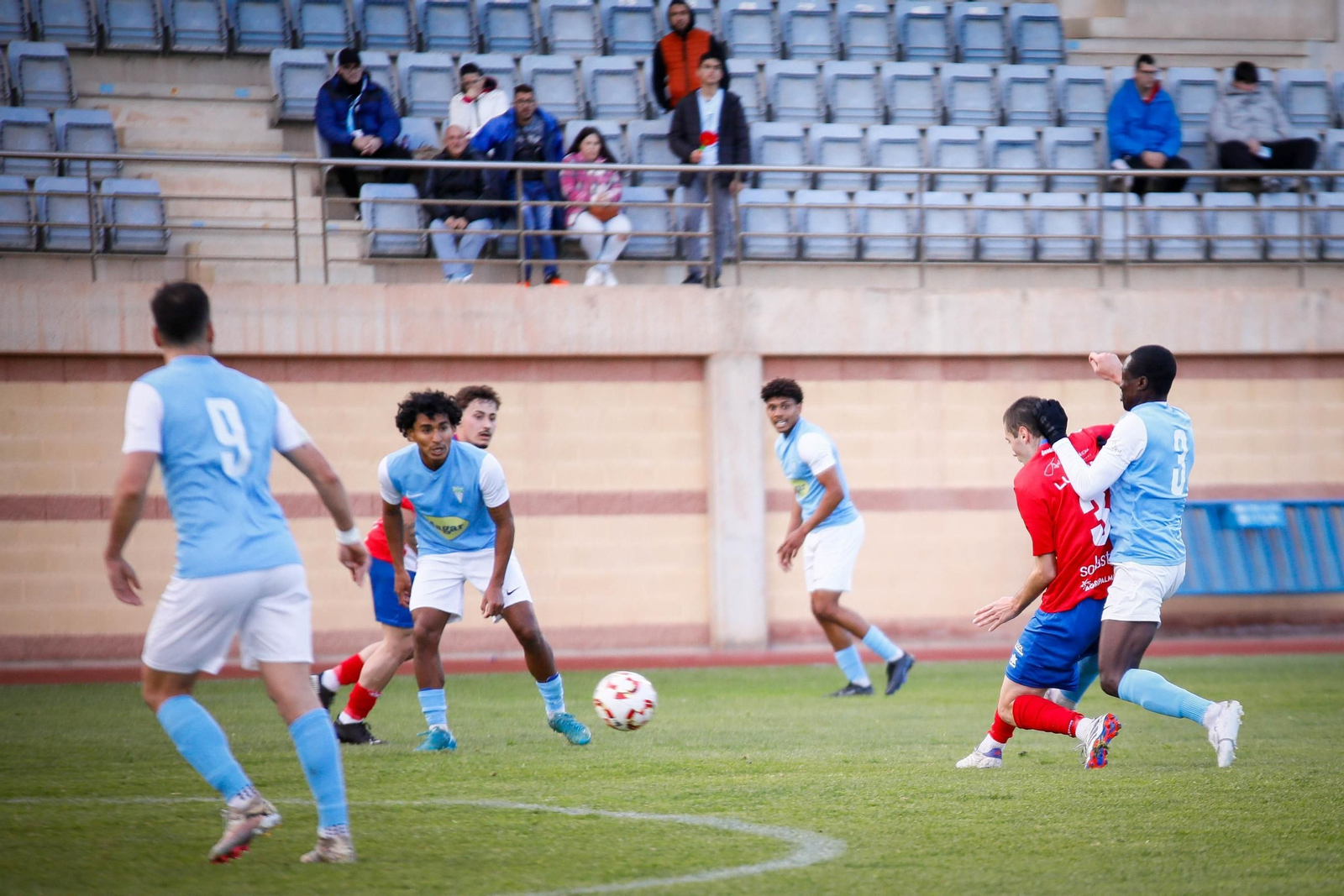 Jugadores del conjunto celeste disputan un balón durante un encuentro de la pasada temporada en Santo Domingo.