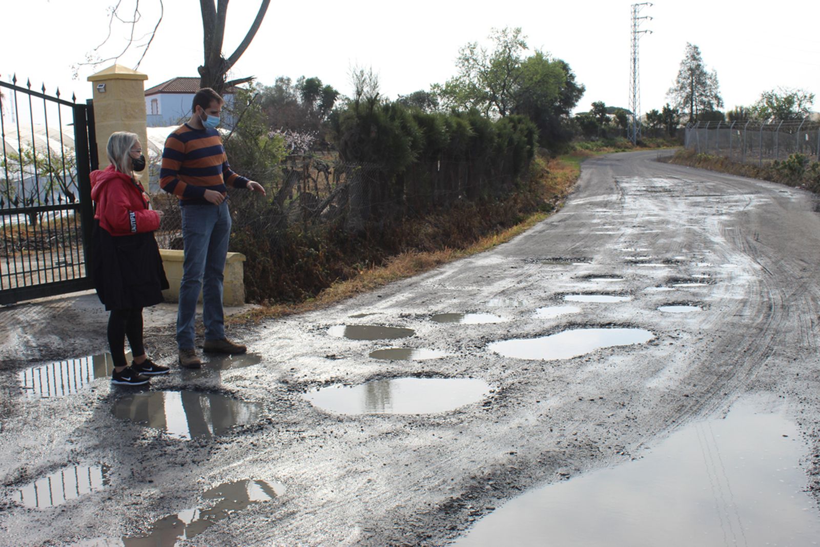 Visita de Pepa González y José Ángel Rodríguez a uno de los caminos rurales.