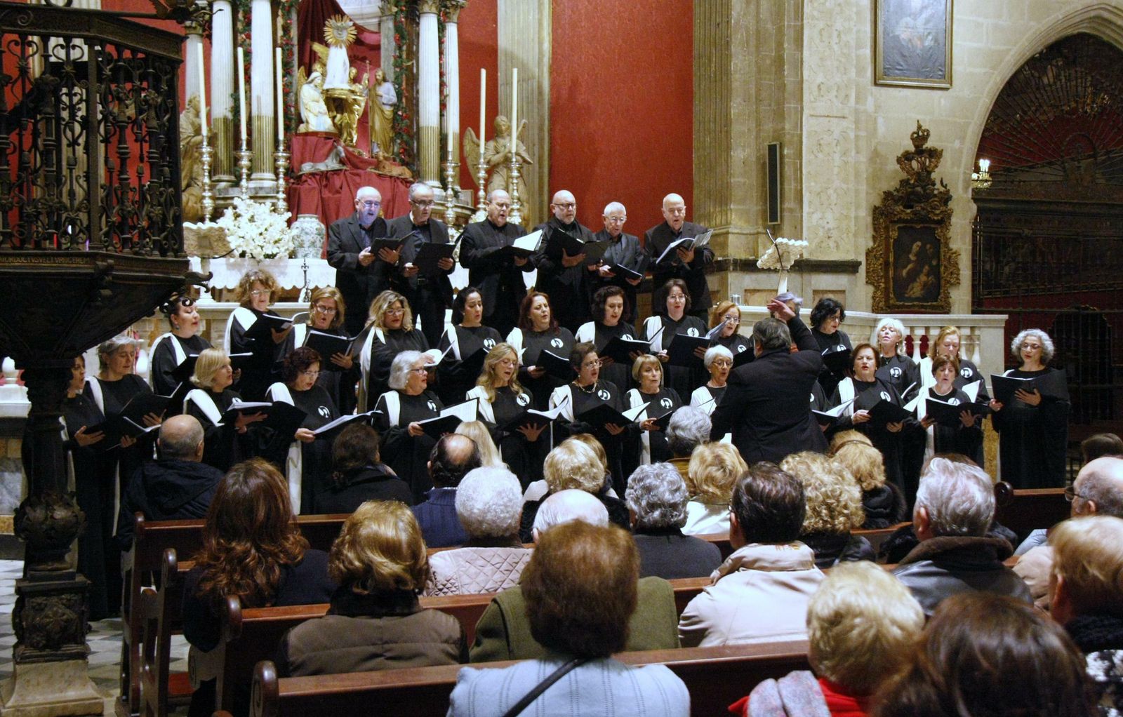 El Orfeón Portuense, durante una de sus actuaciones en El Puerto.