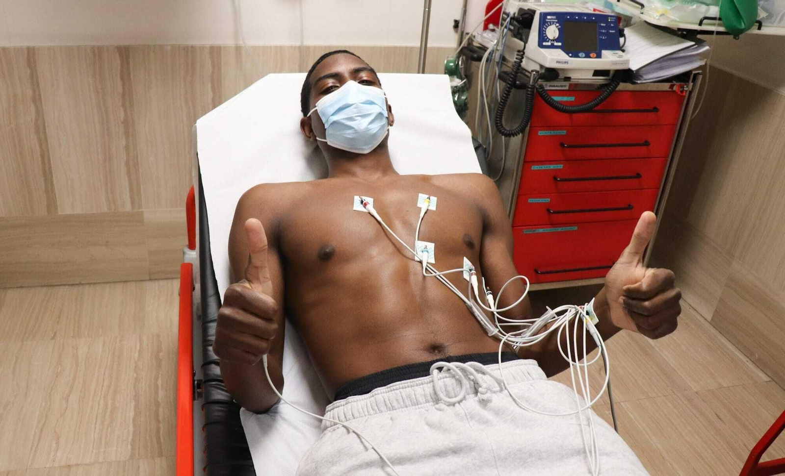 Ellisor durante el reconocimiento médico al que ha sido sometido a su llegada a Granada.