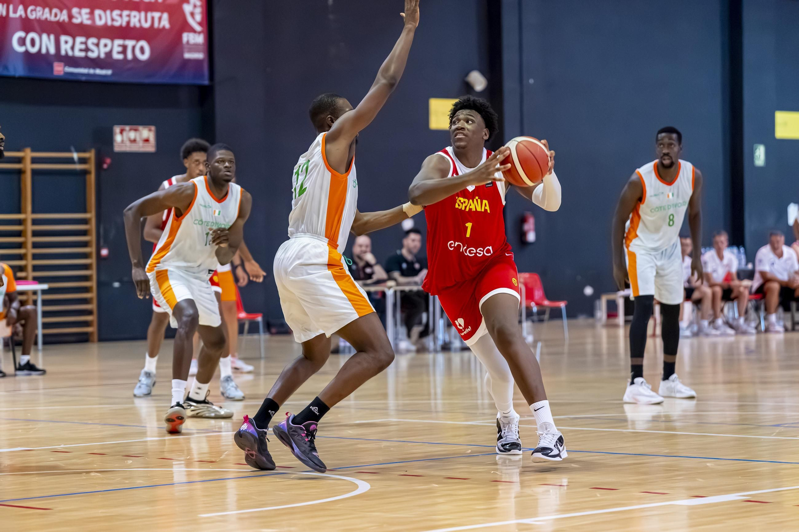 España B, con Álvaro Folgueiras, derrota a Costa de Marfil antes de venir a Málaga