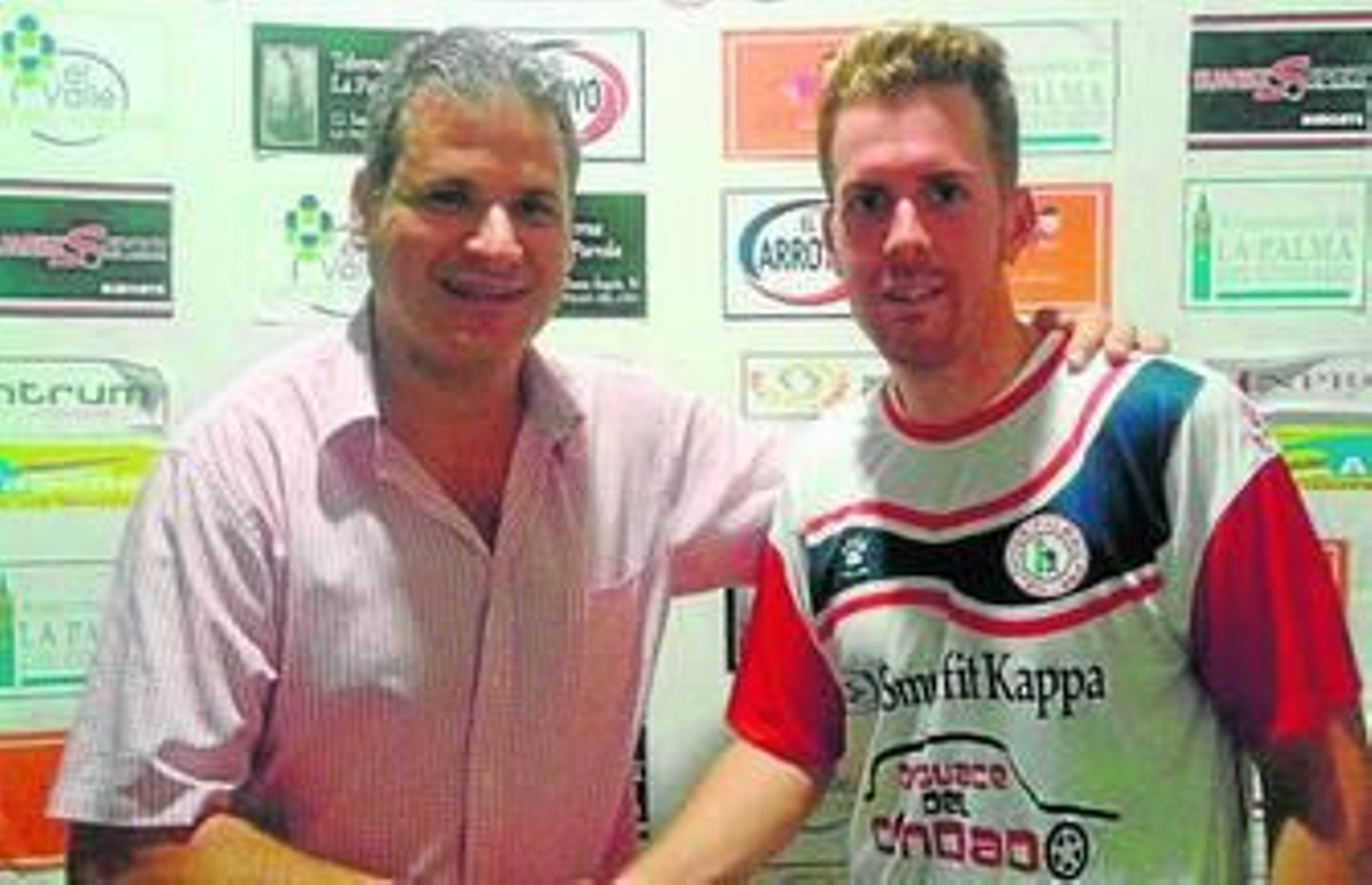 El presidente del club condal, con las dos últimas incorporaciones.