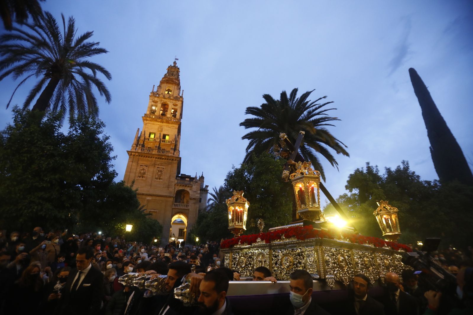 El vía crucis de las hermandades de Córdoba con el Señor del Calvario, en imágenes