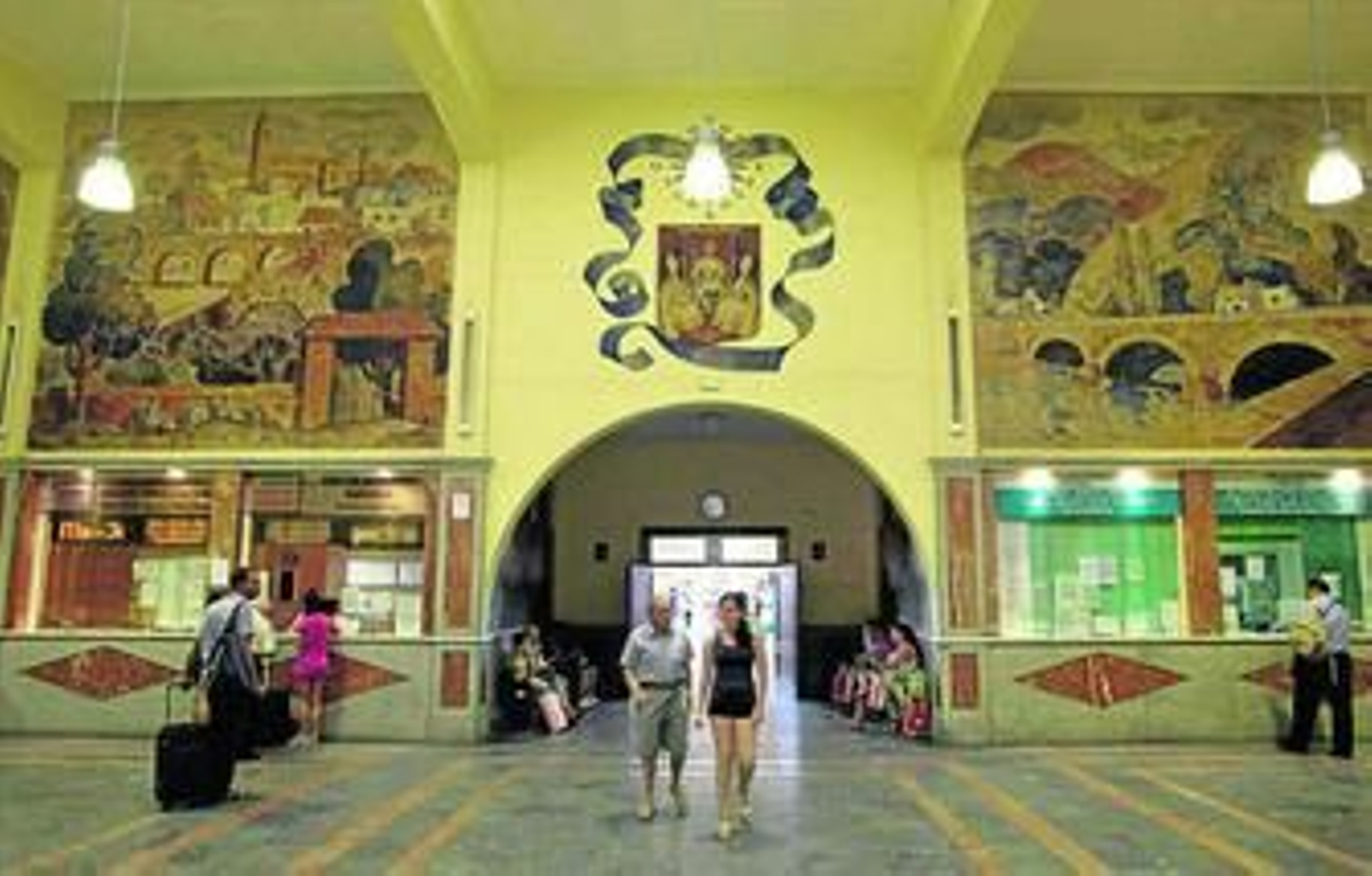 Varios usuarios, ayer en la estación de autobuses del Prado de San Sebastián.