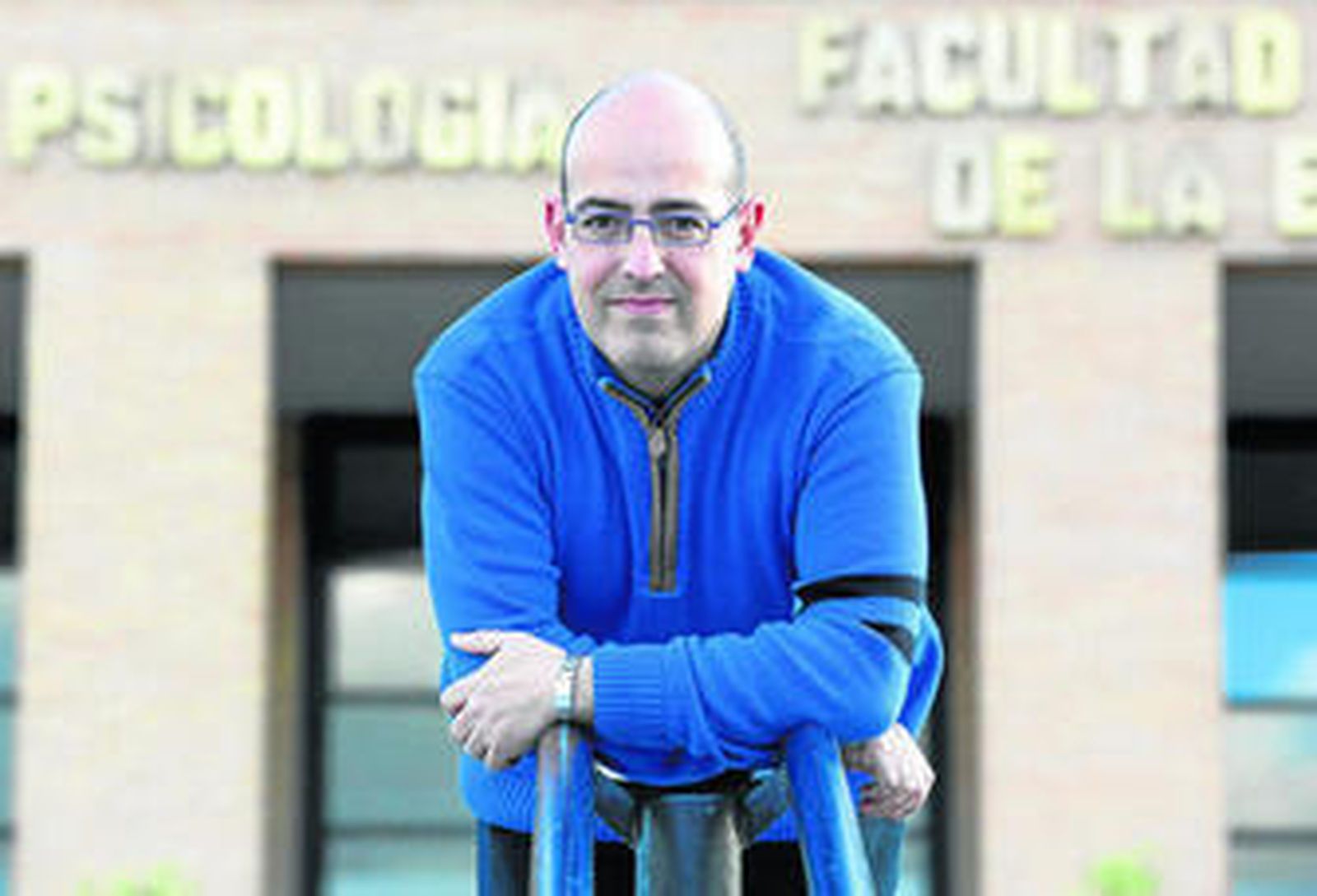 José Miguel Cuevas a la entrada de la Facultad de Psicología de la UMA, donde imparte clases.